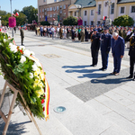 Prezydent Tadeusz Truskolaski pochyla głowę podczas oddania hołdu pod Pomnikiem Marszałka Józefa Piłsudskiego 
