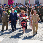 Uczestnicy wydarzenia składają kwiaty pod Pomnikiem Marszałka Józefa Piłsudskiego 