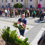 Mężczyzna składający kwiaty podczas Święta Wojska Polskiego 