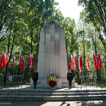 Warta honorowa stojąca przy Pomniku Cześć Poległym 
