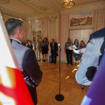 Zastępca prezydenta Przemysław Tuchliński, w tle: goście wydarzenia 