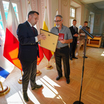 Ron London odbierający nagrodę z rąk zastępcy prezydenta Przemysława Tuchlińskiego 