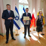 Zastępcy prezydenta Przemysław Tuchliński oraz Rafał Rudnicki pozują do pamiątkowego zdjęcia z kobietą 