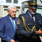 Prezydent Tadeusz Truskolaski w asyście Strażnika Miejskiego niosącego znicz 