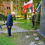 Prezydent Tadeusz Truskolaski pochyla głowę oddając hołd 