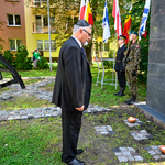 Michael Shudrich – Naczelny Rabin Polski oddaje hołd pod pomnikiem  
