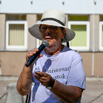 Starsza kobieta przemawia podczas wydarzenia