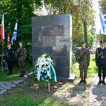 Warta honorowa stojąca przy pomniku 