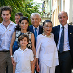 Rodzina Samuela Pisara pozuje do pamiątkowego zdjęcia z prezydentem Tadeuszem Truskolaskim 