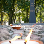 Pomnik Bohaterów Getta, obok którego znajdują się zapalone znicze 