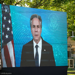Film wyświetlony na ekranie, w którym przemawia Antony Blinken, sekretarz stanu USA
