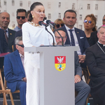 Żona Samuela Pisara Judith przemawia z mównicy 