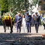 Prezydent Tadeusz Truskolaski prowadzi pod rękę żonę Samuela Pisara Judith