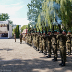 Mundurowi unoszą broń do góry 