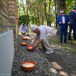 Mężczyzna stawia zapalony znicz 