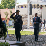  Mark Brzezinski Ambasador Stanów Zjednoczonych w Polsce w asyście strażnika miejskiego 