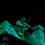Mężczyzna grający na skrzypcach na dachu 