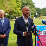 Przewodniczący Rady Miasta Łukasz Prokorym zabiera głos na konferencji prasowej