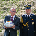 Zastępca prezydenta Zbigniew Nikitorowicz trzyma w dłoni światło pamięci, towarzyszy mu komendant Straży Miejskiej w Białymstoku mgr Krzysztof Kolenda