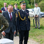 Zastępca prezydenta Zbigniew Nikitorowicz oddaje hołd przed pomnikiem