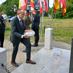 Zastępca prezydenta Zbigniew Nikitorowicz składa światło pamięci pod pomnikiem