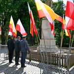Zastępca prezydenta Zbigniew Nikitorowicz w asyście strażników oddaje hołd pod pomnikiem