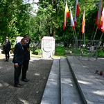 Zastępca prezydenta Zbigniew Nikitorowicz oddaje hołd pochylając głowę do dołu