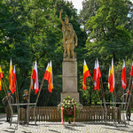 Warta honorowa przy pomniku na Cmentarzu Wojskowym w Białymstoku ku pamięci wszystkich nieznanych bohaterów walki o niepodległość