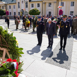 Prezydent Tadeusz Truskolaski oddaje hołd pod pomnikiem Marszałka Józefa Piłsudskiego pochylając głowę w dół