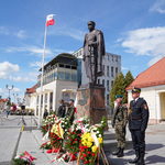 Złożone kwiaty oraz warta honorowa przy Pomniku Marszałka Józefa Piłsudskiego