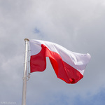 Biało-czerwona flaga Polski na tle nieba 