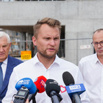 Poseł na Sejm Krzysztof Truskolaski zabiera głos podczas konferencji prasowej