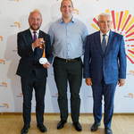 Prezydent Tadeusz Truskolaski pozuje do pamiątkowego zdjęcia z Wojciechem Nowickim oraz Przewodniczącym Rady Miasta Łukaszem Prokorymem trzymającym w dłoniach medal