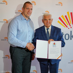 Prezydent Tadeusz Truskolaski oraz Wojciech Nowicki prezentują otrzymany list gratulacyjny
