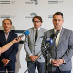 Zastępca prezydenta Przemysław Tuchliński zabiera głos podczas konferencji prasowej
