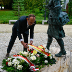 Zastępca prezydenta Zbigniew Nikitorowicz składa kwiaty pod pomnikiem