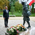 Zastępca prezydenta Zbigniew Nikitorowicz oddaje hołd pod Pomnikiem Danuty Siedzikówny „Inki”