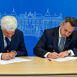 Wojewoda Podlaski Bogdan Paszkowski oraz zastępca prezydenta Przemysław Tuchliński w trakcie podpisania umowy