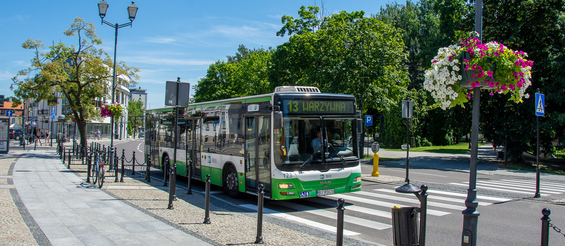 Autobus Białostockiej Komunikacji Miejskiej porusza się po jezdni