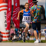 Chłopiec startujący z numerem 113 podczas biegu
