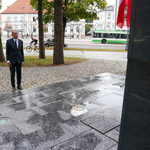 Zastępca prezydenta Zbigniew Nikitorowicz oddaje hołd pod pomnikiem bł. ks. Jerzego Popiełuszki
