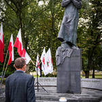 Zastępca prezydenta Zbigniew Nikitorowicz stoi przed pomnikiem bł. ks. Jerzego Popiełuszki