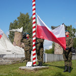 Żołnierze wciągają flagę Polski na maszt
