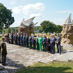 Uczestnicy uroczystości w rocznicę wybuchu II wojny światowej stoją w jednym rzędzie