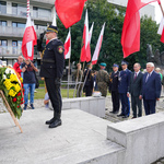 Prezydent Tadeusz Truskolaski i jego zastępca Zbigniew Nikitorowicz idą złożyć kwiaty przy pomniku