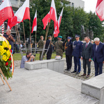 Prezydent Tadeusz Truskolaski i delegacja oddają hołd przy pomniku