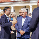 Przedstawiciel marki Yutong podczas rozmów z prezydentem Tadeuszem Truskolaskim