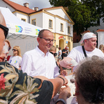 Zastępca prezydenta Zbigniew Nikitorowicz częstuje białostoczan słodkimi wypiekami