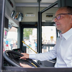 Zastępca prezydenta Zbigniew Nikitorowicz siedzi za kierownicą nowego pojazdu BKM