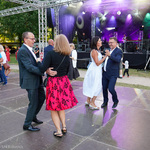 Zastępcy prezydenta Adam Musiuk oraz Zbigniew Nikitorowicz tańczą z kobietami podczas potańcówki miejskiej
